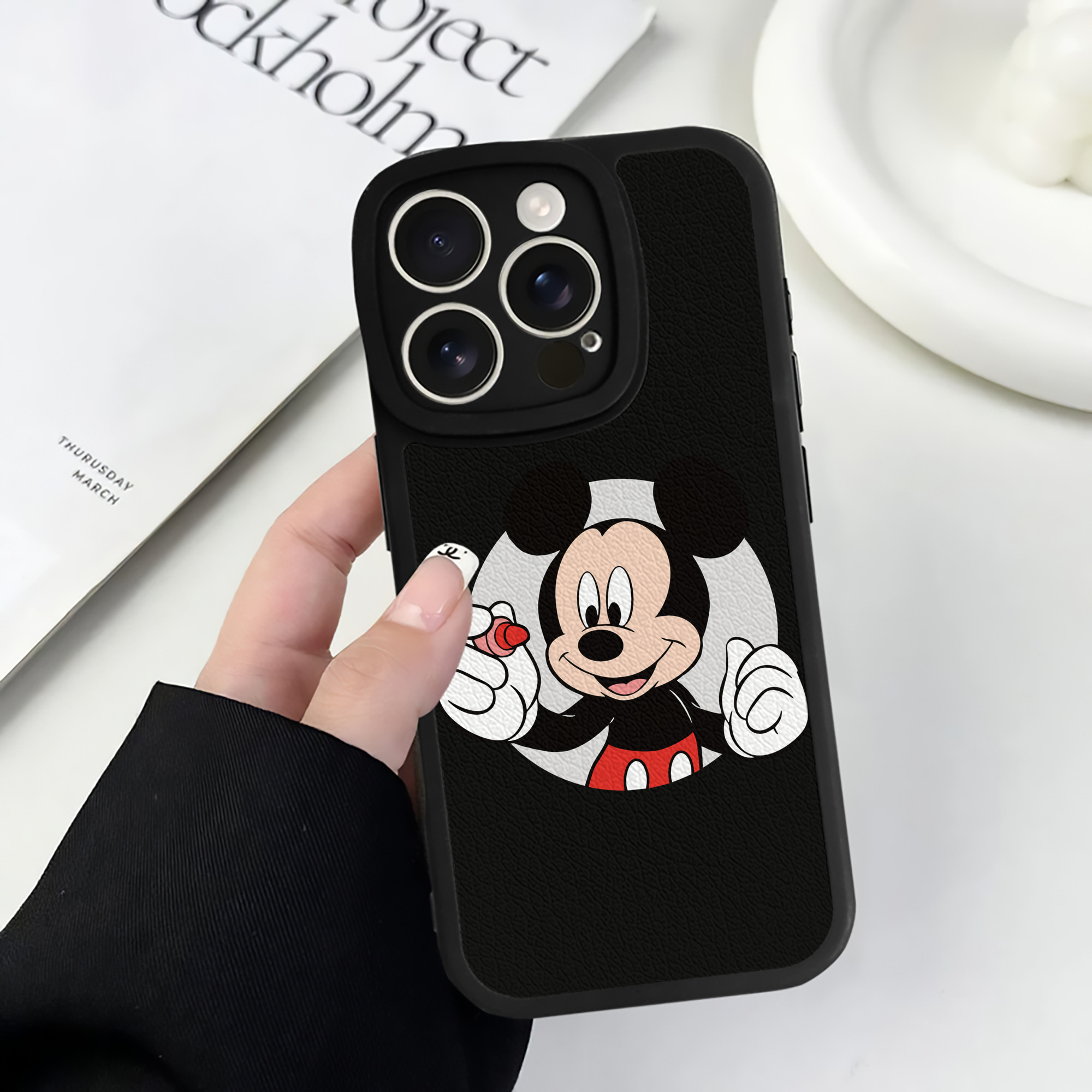 （画像用） ミッキーマウス Mickey Mouse 【iPhone 16シリーズ対応】シリコンスマホケース（レザー調） 材質：シリコン